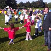 Bild vergrößern:Stadtrat Bernd Heynemann beim Besuch der Löwenstarken Kinderolympiade 2011 auf dem Sportgelände der MDCC-Arena