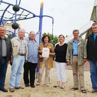 Bild vergrößern:Gruppenphoto bei der Übernahme der Spielplatzpatenschaft für den Spielplatz Sternbogen durch den CDU-Ortsverband Olvenstedt