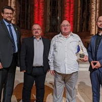 Bild vergrößern:Am 25.02. wurde Rüdiger Jeziorski (2.v.r.) für sein soziales Engagement mit dem Adelheid-Preis der Landeshauptstadt ausgezeichnet.
