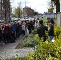 Bild vergrößern:Beim Gedenkweg aus Anlass des Todesmarsches und des Massakers am Stadion Neue Welt gab es auch eine Gedenkveranstaltung am Standort des ehemaligen KZ-Lagers bei den Polte-Werken. 