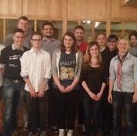 Bild vergrößern:Mitglieder der Schüler Union Sachsen-Anhalt mit ihren Gästen bei einem Treffen in der Landeshauptstadt