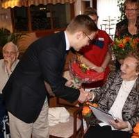 Bild vergrößern:Bundestagskandidat Tino Sorge gratuliert Lieschen Schröder zu ihrem 100. Geburtstag