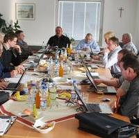 Bild vergrößern:Die Mitglieder der Fraktion CDU/BfM im Stadtrat der Landeshauptstadt Magdeburg bei der Vorbereitung der kommenden Stadtratssitzung