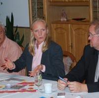 Bild vergrößern:Die Ministerin für Wissenschaft und Wirtschaft Frau Prof. Dr. Birgitta Wolff (mitte) stellte sich den Fragen der Anwesenden beim Unternehmerstammtisch Nordwest. Nicht nur die starke Resonanz auf die Einladung sondern auch das positive Fazit der Teilnehmer danach zeigen das Sie die richtige Frau für dieses Amt ist.