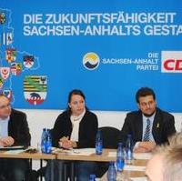 Bild vergrößern:JU-Pressesprecher Alexander Schröder, JU-Kreisvorsitzende Freya Gergs und der CDU-Kreisvorsitzende Tobias Krull bei der Gesamtmitgliederversammlung der Jungen Union Magdeburg (v.l.n.r.)
