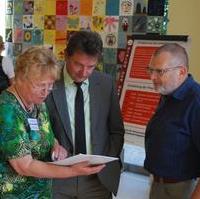 Bild vergrößern:Edeltraud Schochert (Seniorenvertretung e.V.), Oberbürgermeister Dr. Lutz Trümper und Fraktionsgeschäftsf. Reinhard Gurcke bei der Eröffnung der Ausstellung -Dialog der Generationen- (v.l.n.r.)