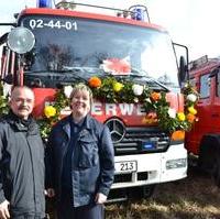 Bild vergrößern:Fraktionsvorsitzender Wigbert Schwenke MdL und die ehemalige Stadträtin Uta Siedentopf vor dem neuen Fahrzeug der Freiwilligen Feuerwehr Olvenstedt. (v.l.n.r.)