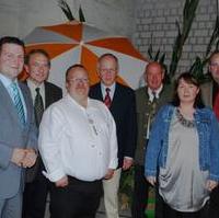 Bild vergrößern:Beim Scheunenfest der Magdeburger CDU und MIT, Markus Kurze MdL, CDU-Kreisvors. Jürgen Scharf MdL, CDU/BfM-Ratsfraktionvors. Wigbert Schwenke MdL, der Landwirtschaftsminister Hermann Onko Aeikens, Scheunenbesitzer Detlev Haase, stellv. CDU-Kreisvors. Sabine Wölfer und MIT-Kreisvors. Michael Horstmann (v.l.n.r.)