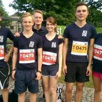 Bild vergrößern:Das Team der Jungen Union Magdeburg beim Magdeburger Firmenstaffellauf. Das Motto des Teams -Magdeburg ist sexy-
