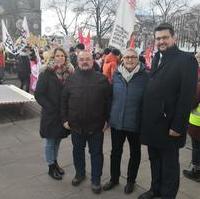 Bild vergrößern:Am Rande der Demonstration von AMEOS-Beschäftigen für einen Tarifvertrag am 05.02. in Magdeburg Annika Wünsche (CDA-Bundesvorstand), Wigbert Schwenke (CDA-Landesvorsitzende), Elke Hannack (stellv. Bundesvorsitzende DGB und CDA), sowie Tobias Krull MdL (v.l.n.r.).