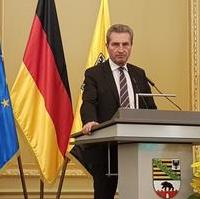 Bild vergrößern:Der damalige EU-Kommissar Günther Oettinger bei seiner Rede am 25. November bei einem Europaforum in der Staatskanzlei.  