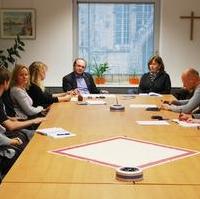 Bild vergrößern:Teilnehmer des JU-Themenstammtisch diskutieren mit Elke Proffen von der TECHNIKER KRANKENKASSE (4.v.r.) die geplanten Neuregelungen zu Organspenden  