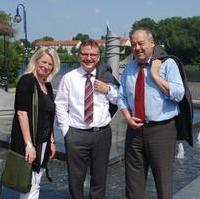 Bild vergrößern:Die SFM-Betriebsleiterin Simone Andruschek, der Finanzbeigeordnete Klaus Zimmermann und der WOBAU-Geschäftsführer Heinrich Sonsalla vor dem Fischbrunnen am Schleinufer (v.l.n.r.). Sein Betrieb in diesem Sommer ist erst durch eine Spende der WOBAU möglich geworden. 