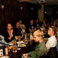 Bild vergrößern:Die Junge Union Magdeburg traf sich mit Vertretern aller politischen Lager und interessierten Jugendlichen zum Public Viewing des TV-Duells in der Unitheke 
