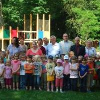 Bild vergrößern:Stadtrat Gunter Schindehütte (helles Hemd/ohne Jacket) bei der Einweihung eines neuen Baumhauses für die Kinder der Kindertageseinrichtung An der Waldschule