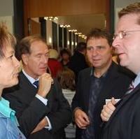 Bild vergrößern:Die Magdeburger Stadtratsvorsitzende Wübbenhorst, der Braunschweiger Oberbürgermeister Dr. Hoffmann, der Magdeburger CDU-Stadtrat Heynemann und der Braunschweiger CDU-Stadtrat Müller im Gespräch am Rande des 19. Rathausfestes (v.l.n.r.)