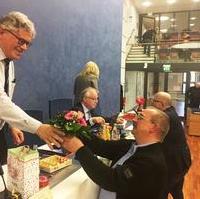 Bild vergrößern:Wigbert Schwenke gratuliert im Namen der Fraktion, Herrn Prof. Dr. Matthias Puhle (Beigeordneter für Kultur, Schule und Sport) zu seinen Geburtstag (22.02).