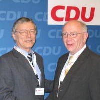 Bild vergrößern:Der Magdeburger Stadtrat Reinhard Stern mit dem Bundesvorsitzenden des Kommunalpolitischen Vereinigung von CDU/CSU Peter Götz MdB (v.l.n.r.)