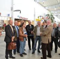Bild vergrößern:Die Fraktion CDU/Bund für Magdeburg zu Gast im Flora Park. Der Geschäftsführer des neuen Centermanagements, Helmut Koprian (4.v.r.), erläutert die geplanten Maßnahmen zur Umgestaltung des Centers.