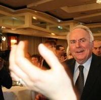 Bild vergrößern:Der amtierende Ministerpräsident Prof. Dr. Wolfgang Böhmer wurde mit herzlichem Beifall bei der Wahlkampfparty der Union im Magdeburger Maritim-Hotel empfangen (Photo Stefan Feldt)