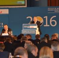 Bild vergrößern:Bürgermeister Klaus Zimmermann begrüßt die Anwesenden beim CDU-Landesparteitag in Magdeburg