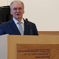 Bild vergrößern:Dr. Reiner Haseloff bei seiner Festrede vor neuen Lehrkräften in Magdeburg
