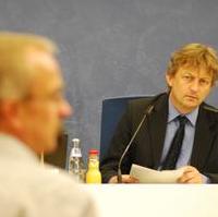 Bild vergrößern:Der 2. stellv. Vorsitzende des Magdeburger Stadtrates Stadtrat Andreas Schumann hört seinem Fraktionsvorsitzenden Stadtrat Wigbert Schwenke MdL während einer Anfrage an die Verwaltung zu. (v.r.n.l.)
