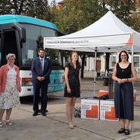 Bild vergrößern:Der Demokratie-Bus der Konrad-Adenauer-Stiftung machte am 15. und 16. September Station auf dem Magdeburg Domplatz. Die KAS-Landeschefin Alexandra Mehnert (g.r.) konnte zahlreiche Gäste durch begrüßen. 