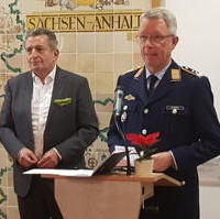 Bild vergrößern:Landtagspräsident Dr. Gunnar Schellenberger und der Kommandeur des Landeskommandos Sachsen-Anhalt Oberst Bernd Albers bei der Übergabe der Anerkennungsmedaille des Landtags für Angehörige von Bundeswehr und Polizei im besonderen Auslandseinsatz am 29.11.2022. 