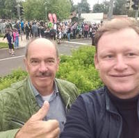 Bild vergrößern:Die CDU-Mitglieder Stadtrat Frank Schuster und Florian Klapetz am Rande des Hopfengartenpokallaufs am 02. Juni.  