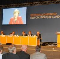 Bild vergrößern:Die CDU-Bundesvorsitzende und Bundeskanzlerin Dr. Angela Merkel stellt sich den Fragen der anwesenden CDU-Mitglieder 