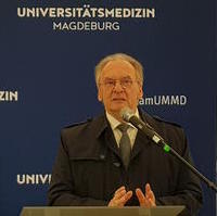Bild vergrößern:Ministerpräsident Dr. Reiner Haseloff MdL spricht bei dem Spatenstich für den Neubau des Zentralklinikums bei der Uniklinik Magdeburg am 07. Oktober 2024.
