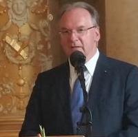 Bild vergrößern:Ministerpräsident Dr. Reiner Haseloff MdL bei einer Rede in der Magdeburger Staatskanzlei am 23. Juni diesen Jahres
