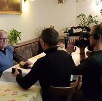 Bild vergrößern:Das CDU-Mitglied Ráduly János (l.) beim einem Fernsehinterview zum Entwurf des Koalitionsvertrag 