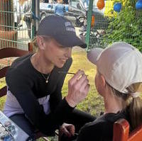 Bild vergrößern:Stadträtin Stefanie Middendorf unterstützt mit Kinderschminken eine Aktion zum Kindertag am 01. Juni. 