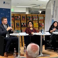 Bild vergrößern:Lesung der Konrad-Adenauer-Stiftung mit der Autorin Miriam Lau (m.) am 23. Oktober in der Stadtbibliothek Magdeburg.