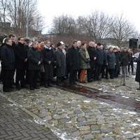 Bild vergrößern:Viele Vertreter aus Gesellschaft und Politik, dabei auch einige CDU-Stadträte, gedachten den Opfern des Nationalsozialismus am Mahnmal 
