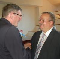 Bild vergrößern:Der Staatssekretär im Kultusministeriums des Landes Sachsen-Anhalt Winfried Willems gratuliert im Namen der Ministerin Prof. Birgitta Wolff und auch persönlich dem Stadtratsfraktionsvors. Wigbert Schwenke MdL zu seinem Ehrentag (v.l.n.r.)