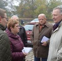 Bild vergrößern:Auf Initiative des CDU-Stadtrates Michael Hoffmann (2.v.r.) trafen sich Vertreter des Bahn, voran der DB-Konzernbevollmächtigen für Sachsen-Anhalt - Alexander Kaczmarek (g.r.) - mit Interessierten zu Gesprächen zum Zustand des Sudenburger Bahnhofes. 