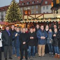 Bild vergrößern:Einige der Teilnehmer bzw. Gäste beim Glühweinverkauf für den guten Zweck in der Otto-Schänke. Diesmal sammelten die Gastro Conzept Magdeburg GmbH und der Junge Union für den Verein schwerstkranker Kinder und ihrer Eltern e.V. sowie den Förderverein für das Blutspendewesen Magdeburg e.V.