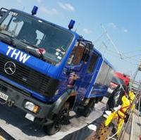 Bild vergrößern:Gemeinsame Übung des THW Magdeburg und der Freiwilligen Feuerwehren Beydendorf-Sohlen und Diesdorf. Demonstriert wurde auch die Dekontamination von Fahrzeugen. Schon sehr beeindruckend was hier ehrenamtliche Kräfte leisten