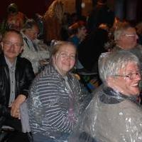 Bild vergrößern:Auch vom schlechten Wetter liessen sich die Mitglieder der Fraktion nicht die gute Laune bei ihrem Besuch beim diesjährigen Hofspektakel des Magdeburger Puppentheaters verderben. 