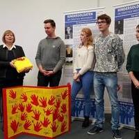 Bild vergrößern:Landtagspräsidentin Gabriele Brakebusch (l.) am 12. Februar bei der Übergabe von roten Handabdrücken die den Protest gegen den Einsatz von Kindersoldaten zum Ausdruck bringen sollen 
