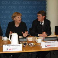 Bild vergrößern:Als Vorsitzender des AK Grosse Städte der kpv begrüsst Michael Grötsch die CDU-Bundesvorsitzende Angela Merkel MdB bei einer Sitzung dieses Gremiums (v.r.n.l.)