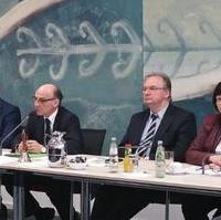 Bild vergrößern:Während der Sitzung der CDU-Landtagsfraktion Markus Kurze MdL, Fraktionsvorsitzender Siegfried Borgwardt MdL, Ministerpräsident Dr. Reiner Haseloff und Gabriele Brakebusch MdL (v.l.n.r.)