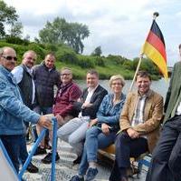Bild vergrößern:Die Ratsfraktion besuchte am 12. Juni den Magdeburger Hafen. Hier im Gespräch mit Prokurist Dr. Heiko Maly (3.v.l.).