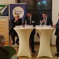 Bild vergrößern:Diskussionsrunde zum Thema Integration oder Desintegration: Europa als Wirtschafts- und Sozialraum am 29.11.2016 in Magdeburg.Es diskutierten Susanne Wiedemeyer (DGB), Moderator Dr. Kadell, Europaabgeordnete Sven Schulze und Klemens Gutmann (Präsident Arbeitsgeber- und Wirtschaftsverbände LSA) v.l.n.r.