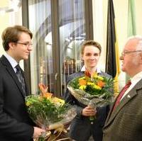 Bild vergrößern:Stadtrat Hubert Salzborn (r.) gratuliert den beiden Siegern der RoboCup-WM in der Kategorie Rescue B, die für das Werner-von-Siemens-Gymnasium Magdeburg angetretenwaren, zur Eintragung in das Goldene Buch der Landeshauptstadt Magdeburg