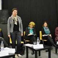 Bild vergrößern:Sabine Reichert (stehend), Kommunalwahlkandidatin im Wahlbereich 02, während der Podiumsdiskussion des Politischen runden Tisches der Frauen im Forum Gestaltung 