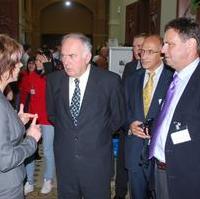Bild vergrößern:Ministerpräsident Prof. Dr. Böhmer (2.v.l.) und Stadtrat Bernd Heynemann (1.v.r.) der der Auftaktveranstaltung des Projektes -jungbewegt - Dein Einsatz zählt.-. Diese wurde gemeinsam durch das die Bertelsmann Stiftung, dem Land Sachsen-Anhalt und die Landeshauptstadt MD veranstaltet.